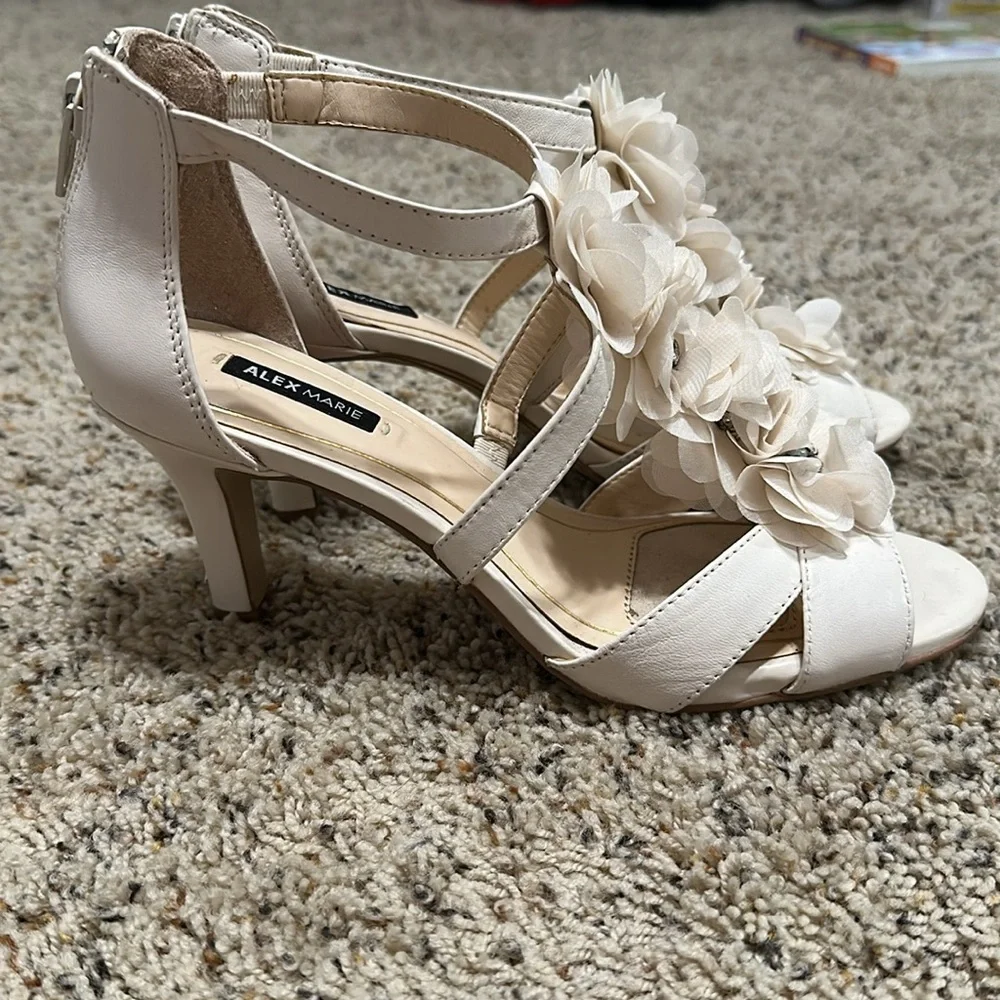 Elegant Cream Floral Women's Sandals - Picture 2 of 10